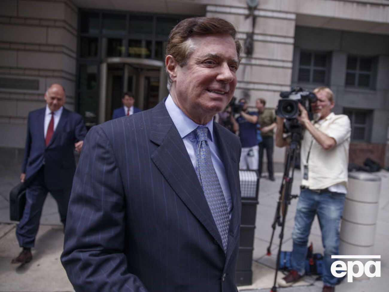 4 червня офіс Мюллера обвинуватив Манафорта у спробі чинити тиск на свідків