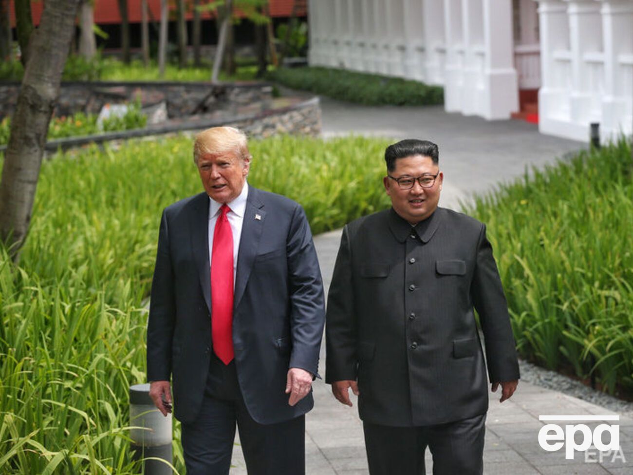 12 июня лидеры двух стран провели 35-минутную встречу тет-а-тет на острове Сентоса в Сингапуре