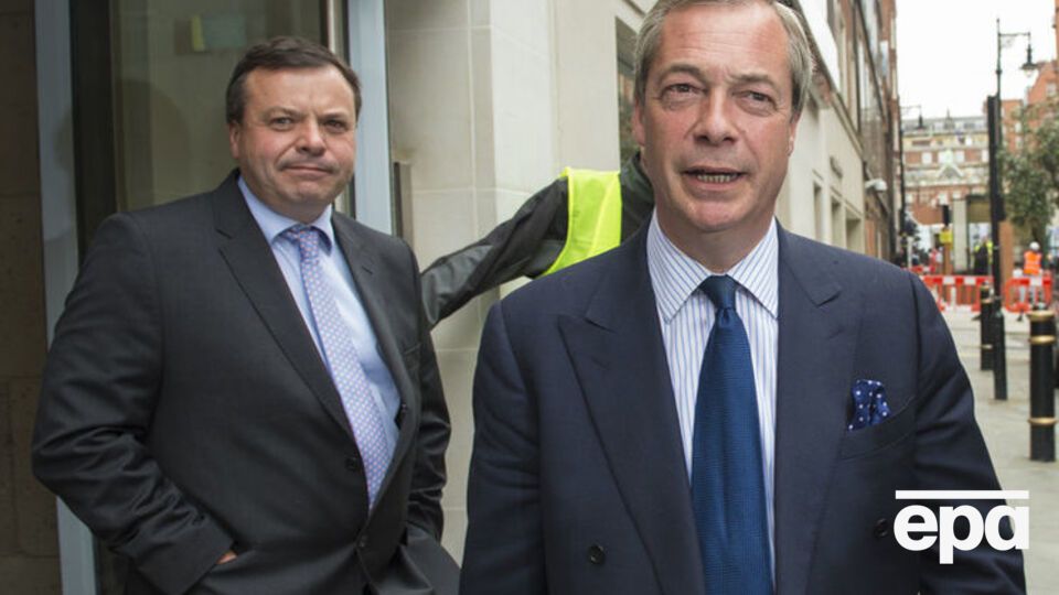 Бенкс (ліворуч) став найбільшим спонсором кампанії Фараджа (праворуч)