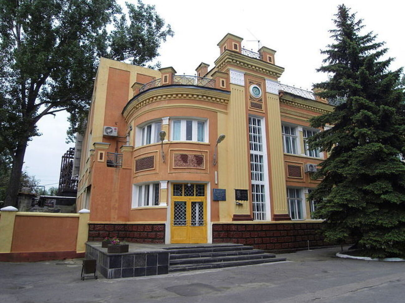 Завод побудовано в 1916 році