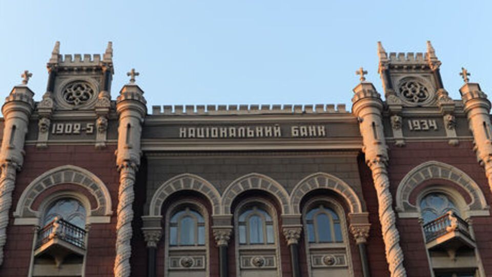 НБУ дозволив здійснювати валютно-обмінні операції через платіжні пристрої