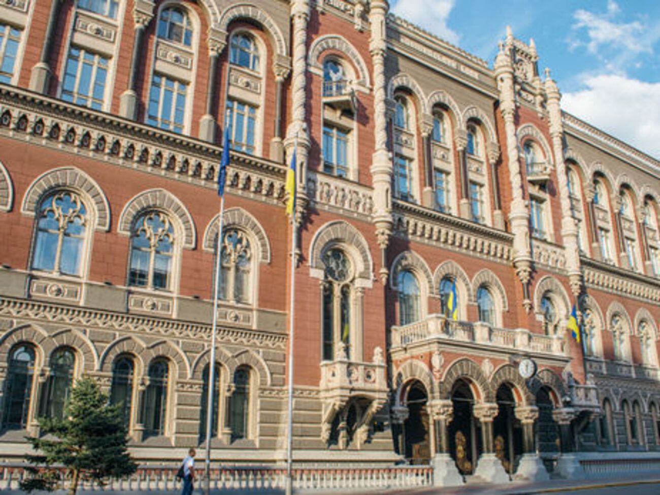 По данным НБУ, суммарный объем кредитов, выданных пятерке самых больших бизнес-групп, составляет около 125 млрд грн