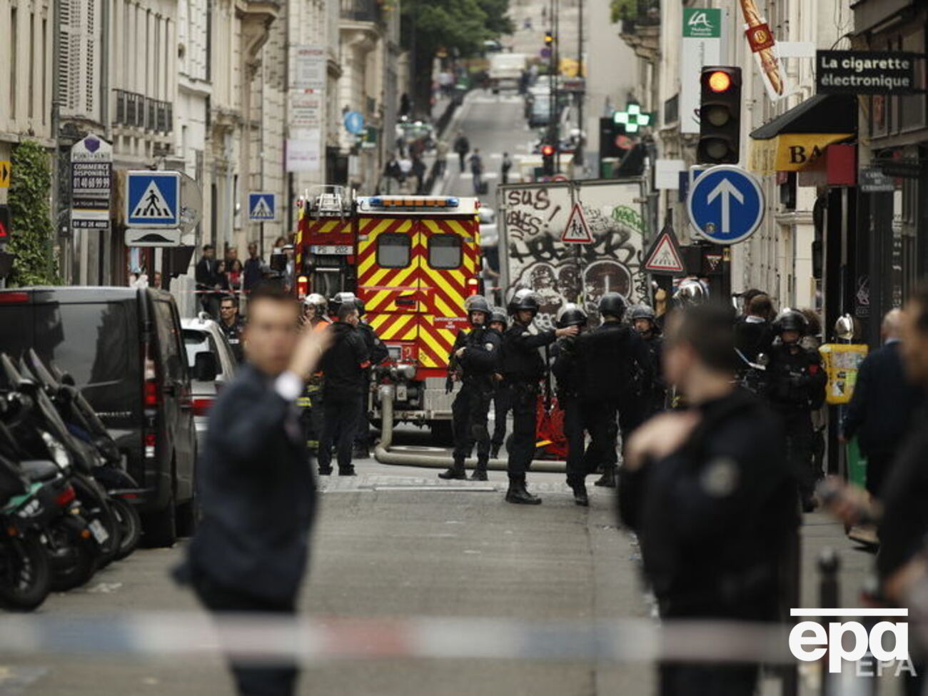 Поліція оточила територію навколо будівлі