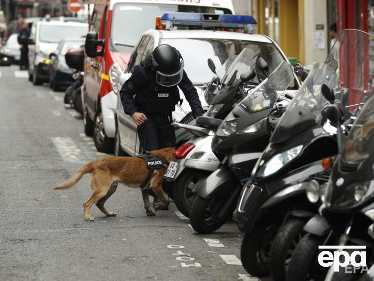 Чоловік утримував заручників майже чотири години, поліція оточила територію навколо будівлі