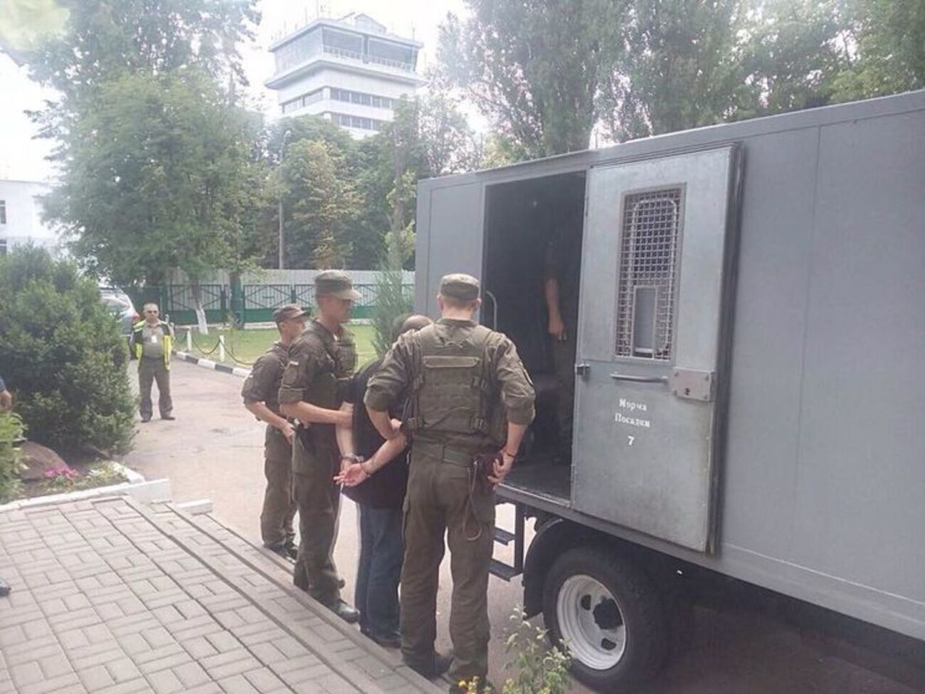 Підозрюваного в організації каналу постачання наркотиків передали Франції