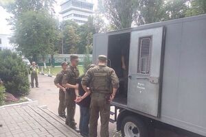 Підозрюваного в організації каналу постачання наркотиків передали Франції