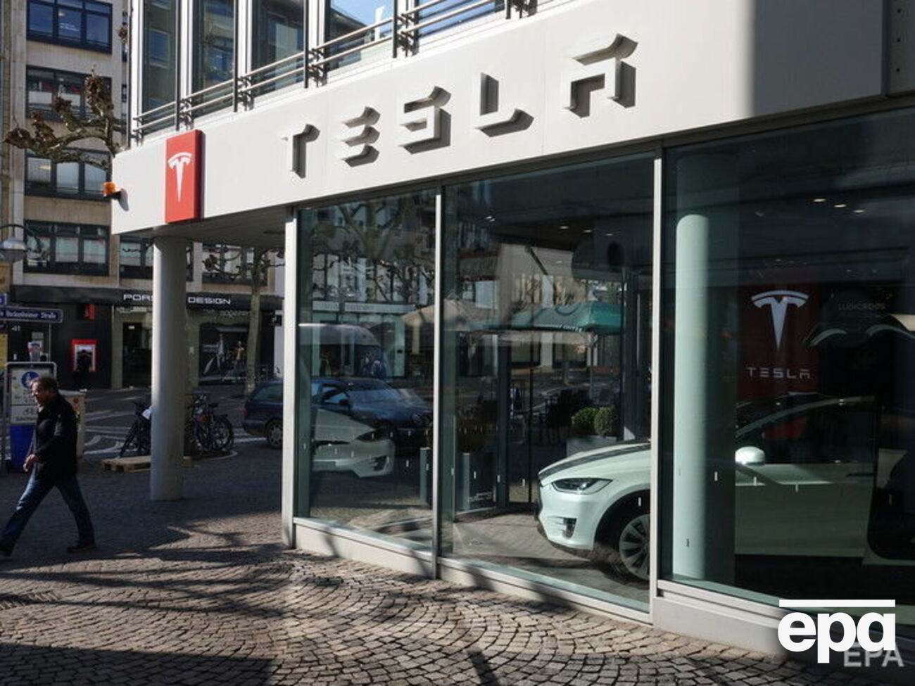 Компания Tesla производит электромобили