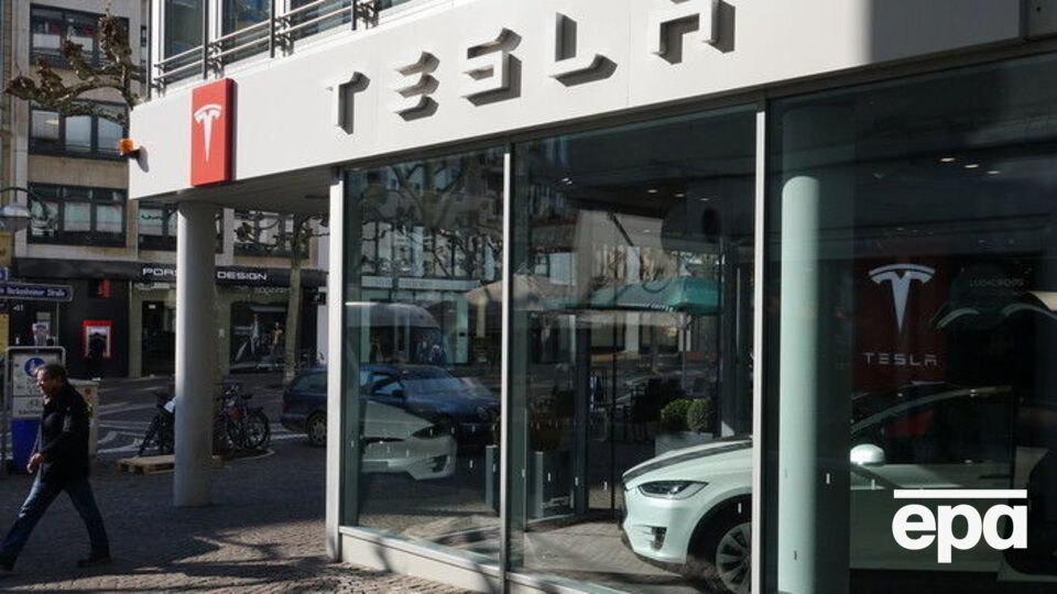 Компанія Tesla виробляє електромобілі