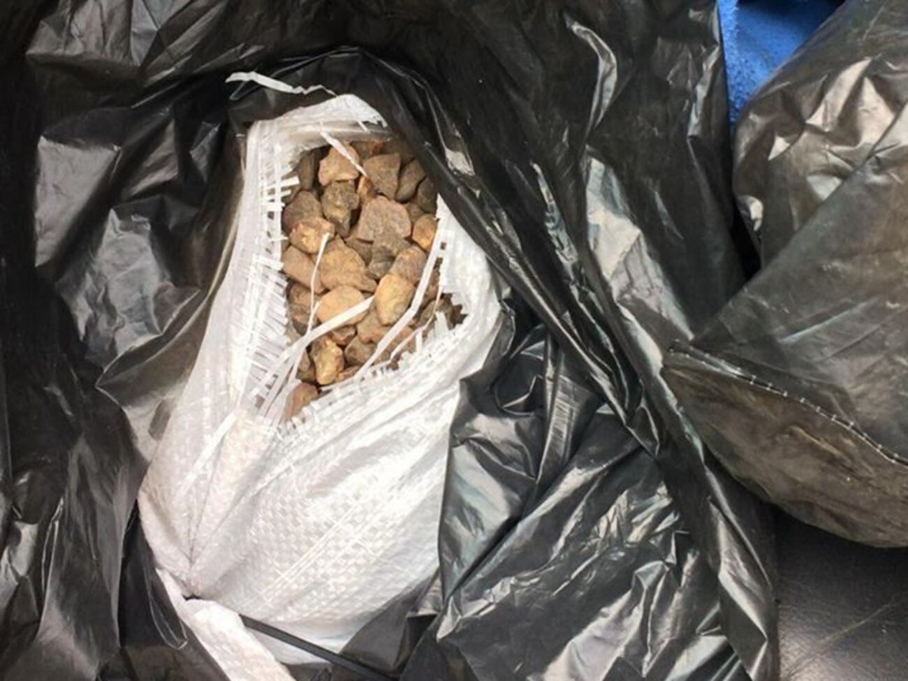 Чоловік заявив, що перевозить бурштин і жодних документів про походження каміння у нього немає