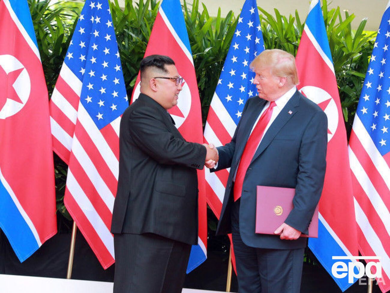 12 червня лідери США і КНДР зустрілися на острові Сентоса в Сінгапурі