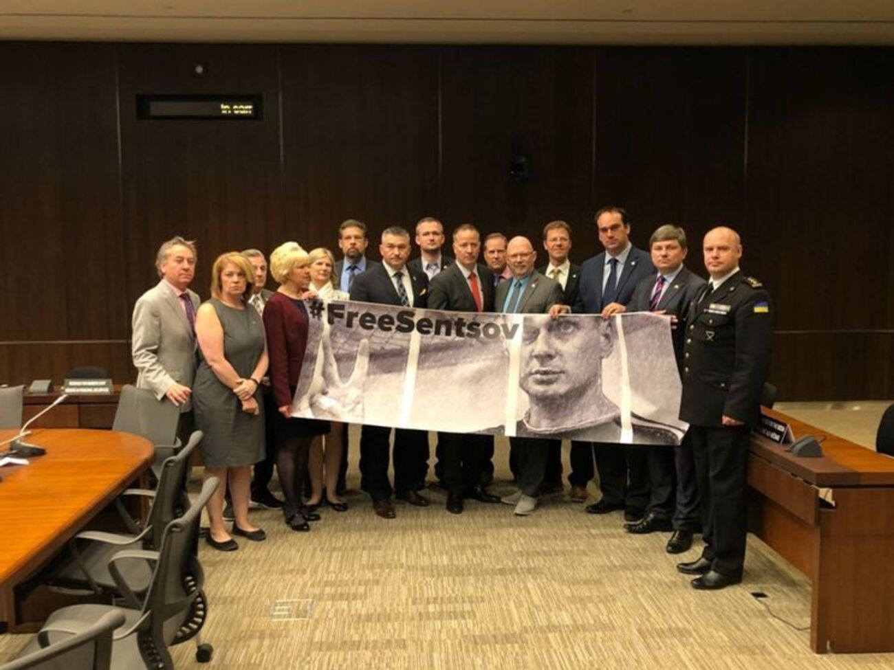 До акції приєдналися представники українського парламенту, які перебували з офіційним візитом в Оттаві