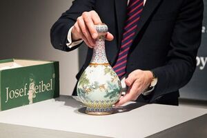 Вазу продали за €16 млн
