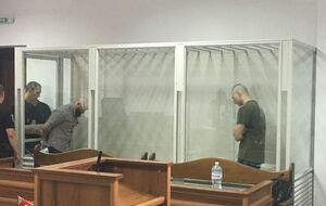 В зале суда присутствуют подозреваемые в причастности к организации и убийству Вороненкова Ярослав Тарасенко и Александр Лось