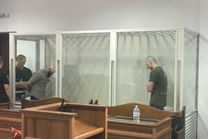 В зале суда присутствуют подозреваемые в причастности к организации и убийству Вороненкова Ярослав Тарасенко и Александр Лось