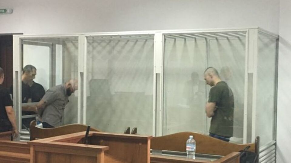 В зале суда присутствуют подозреваемые в причастности к организации и убийству Вороненкова Ярослав Тарасенко и Александр Лось