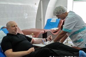 Турчинов здав кров для поранених військових на Донбасі