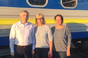 Денісова (в центрі) вирушила у РФ