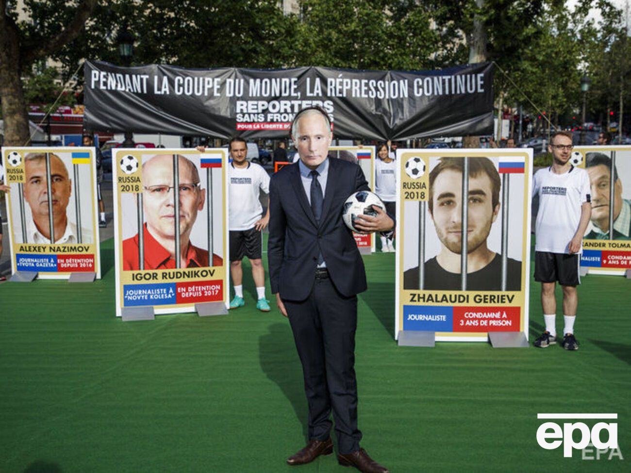 Флешмоб стартовал в Париже