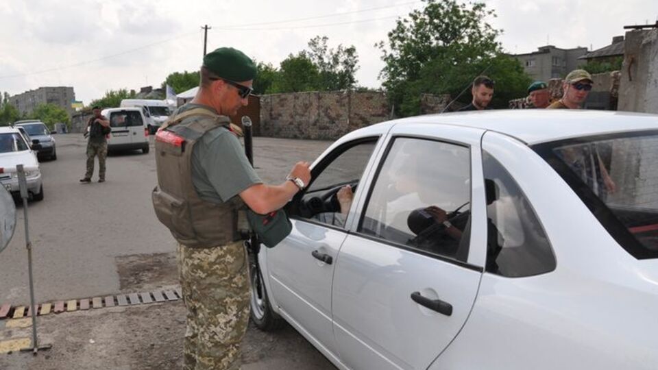 Вантажівки перетнули лінію зіткнення у пункті пропуску "Новотроїцьке"