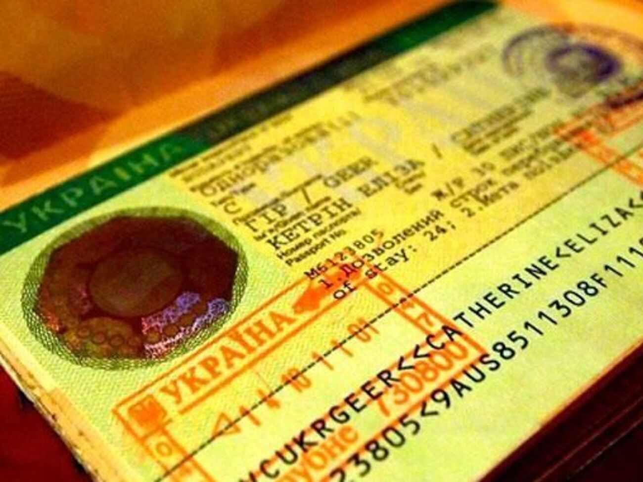 На сайте МИД Украины указано, что гражданам 110 стран для посещения Украины необходимы визы