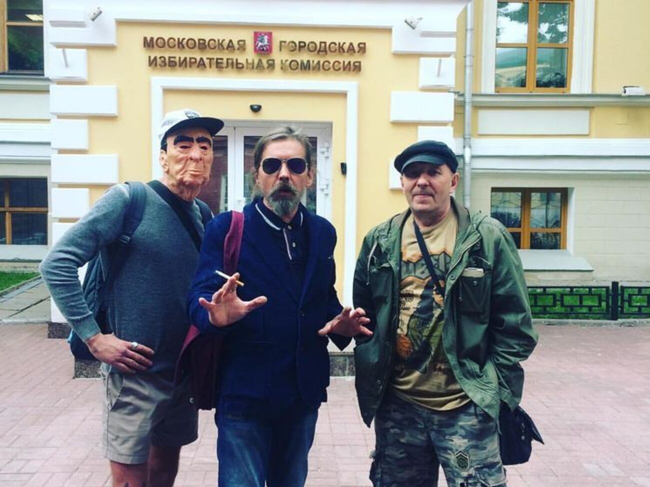 Троицкий (в центре) подтвердил свое намерение участвовать в выборах