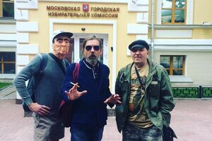 Троицкий (в центре) подтвердил свое намерение участвовать в выборах