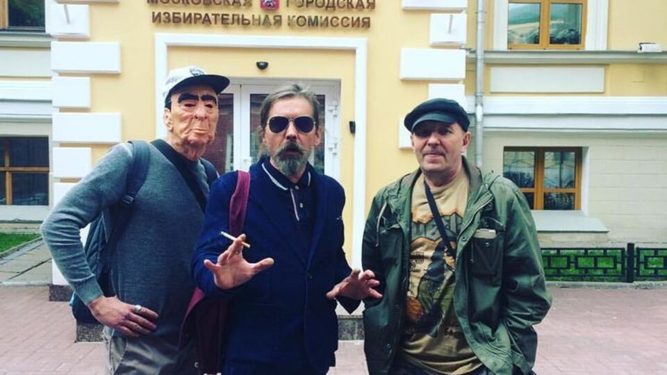 Троїцький (у центрі) підтвердив свій намір брати участь у виборах