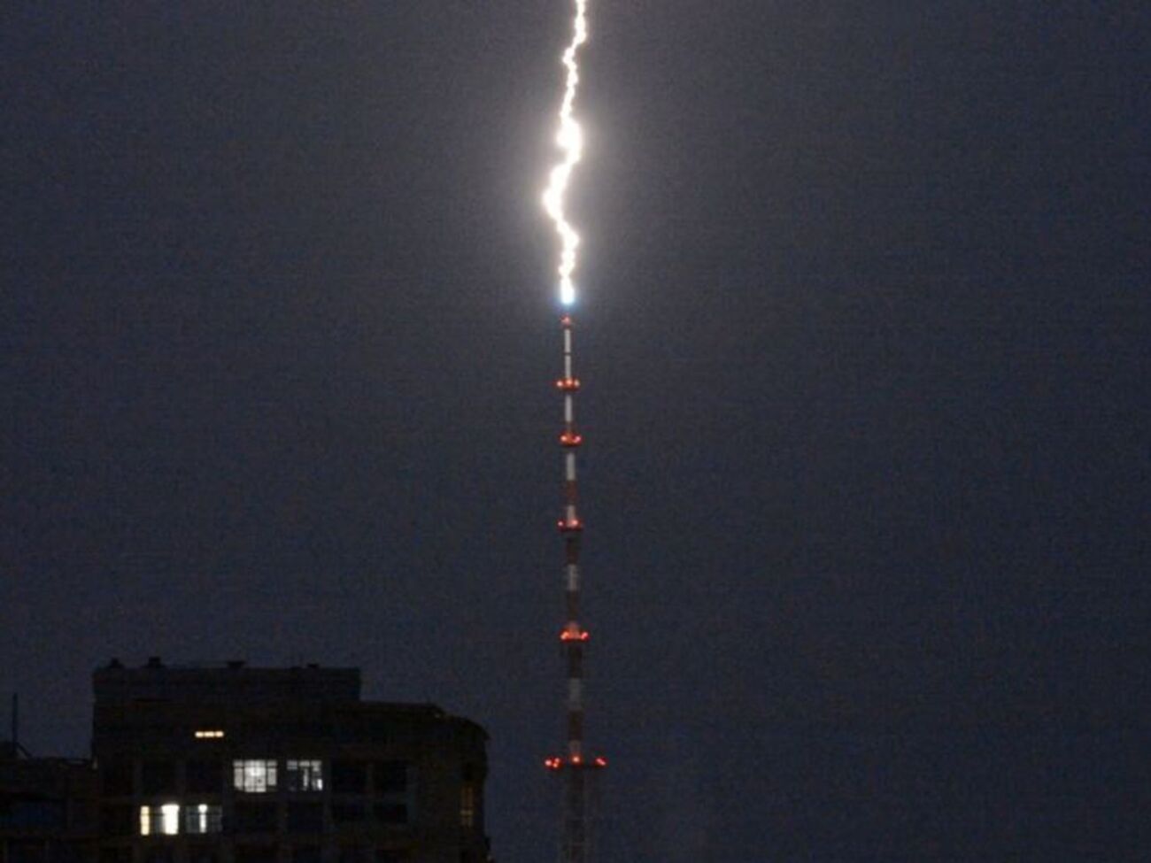 В соцсетях публикуют фотографии атмосферного явления