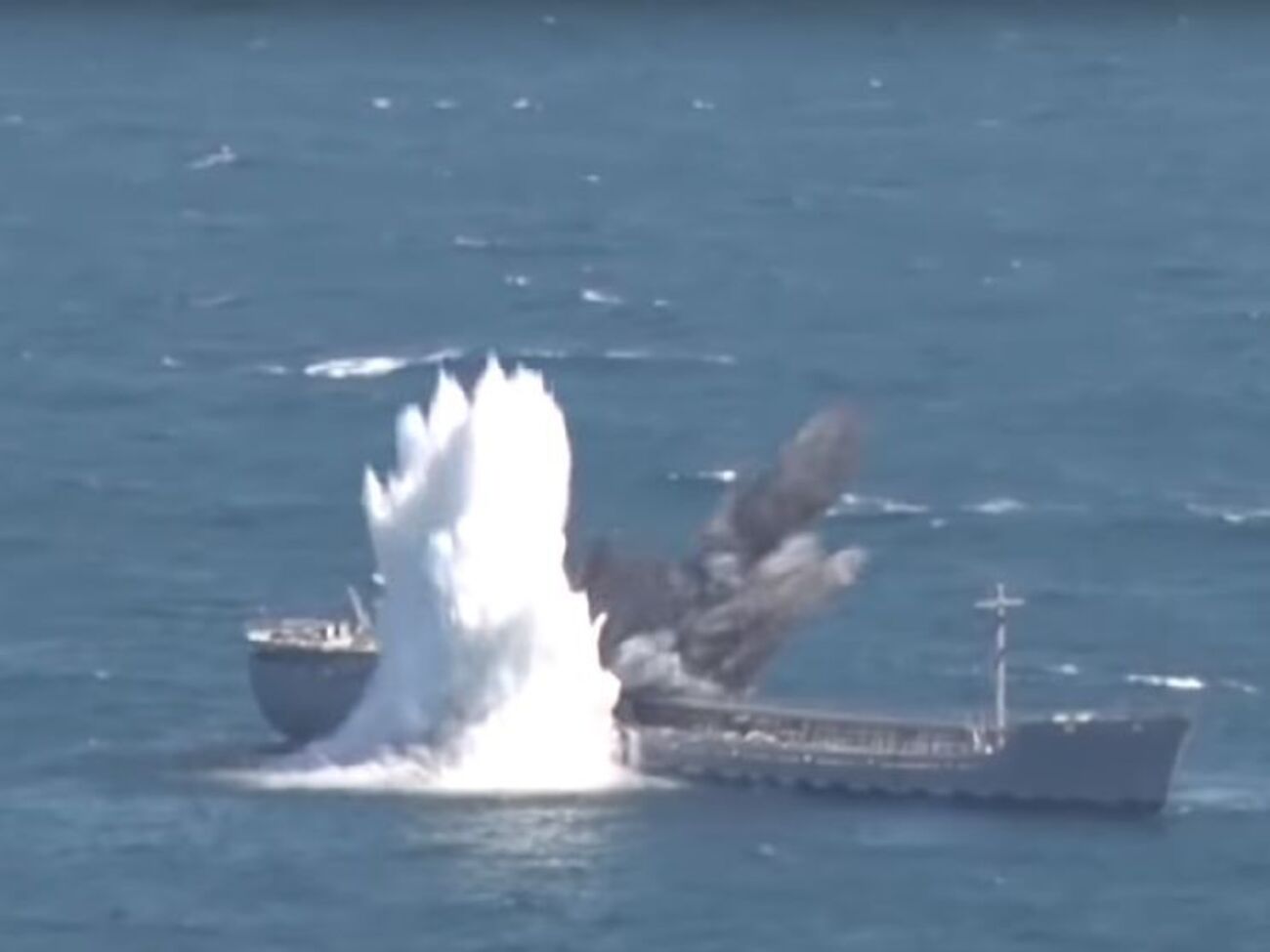 Танкер розколовся надвоє