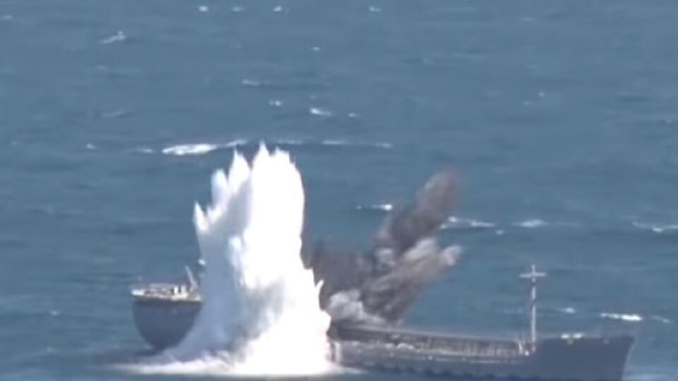 Танкер раскололся надвое