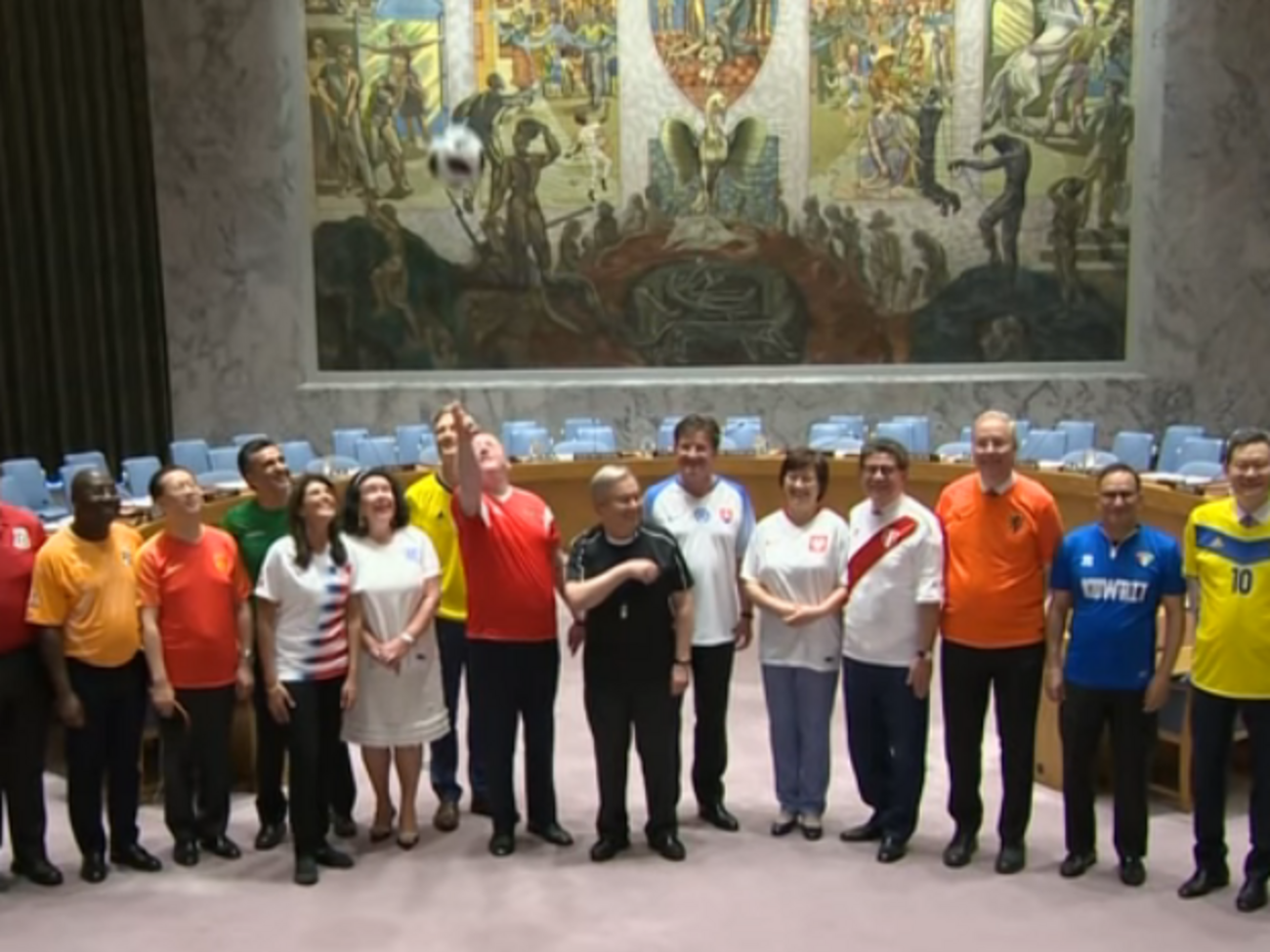 Дипломати охоче позували у футболках збірних