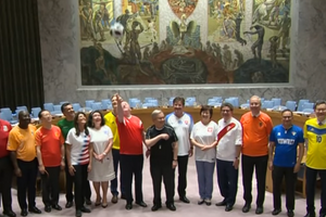 Дипломати охоче позували у футболках збірних