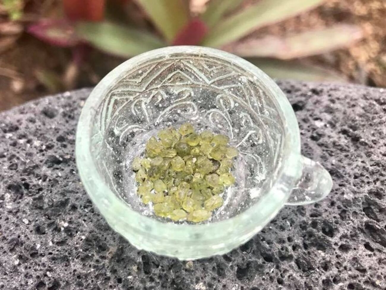 Вулкан извергает самоцветы