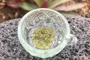 Вулкан извергает самоцветы