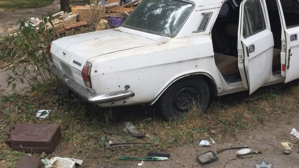 По данным полиции, дети решили поиграть в старом автомобиле "Волга"