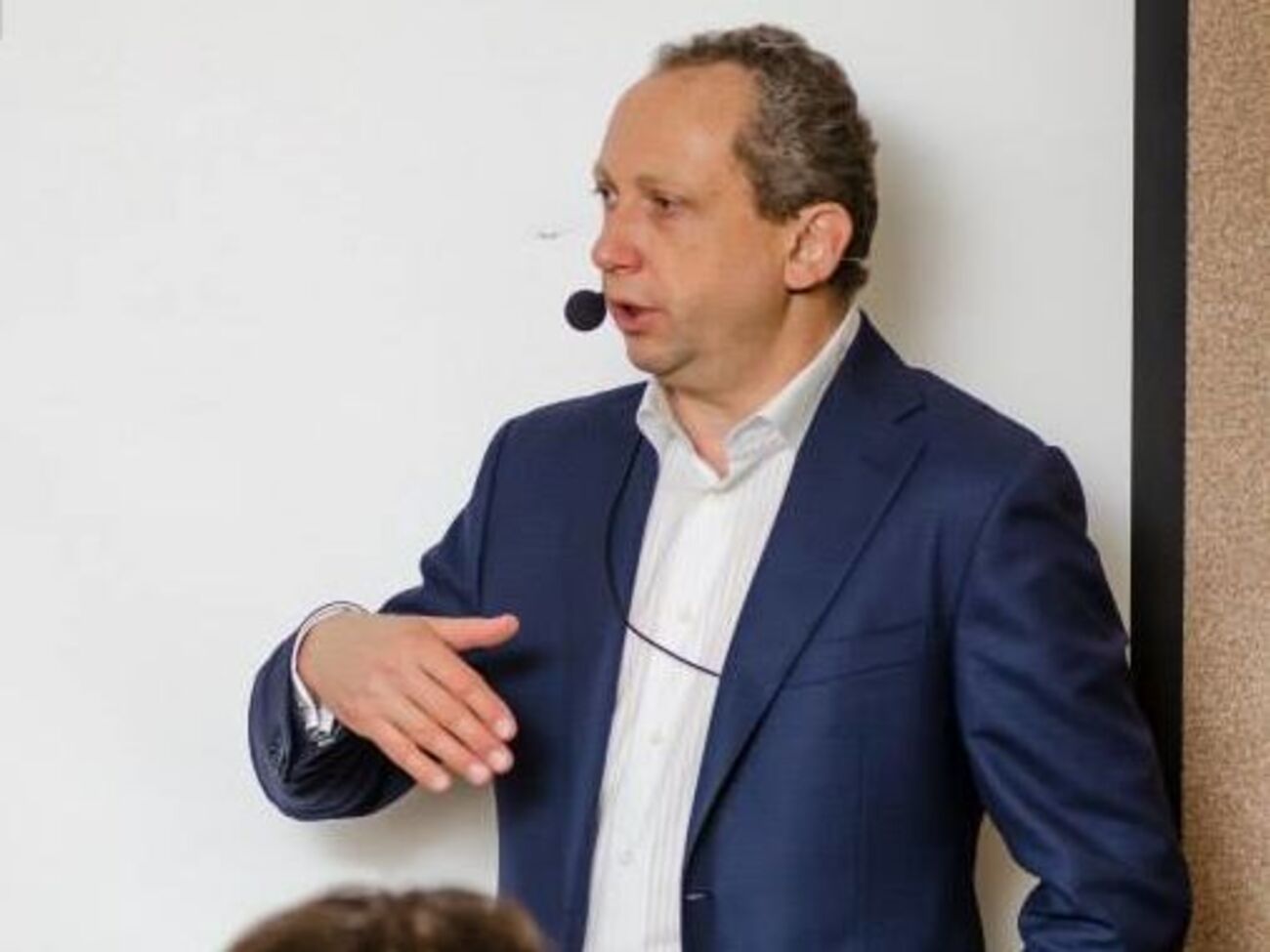 У селах по всій Росії з будинків вивалюються п'яні мужики і горланять: "Оле-оле-оле-олеееее!". Вони ще не знають, що не доживуть до пенсії