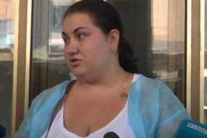 Мама пострадавшей девочки: Дочь рассказывала, что они достали коробку, вышли на улицу, приоткрыли ее чуть-чуть, потом полностью открыли. Сначала маленький взрыв был, потом большой