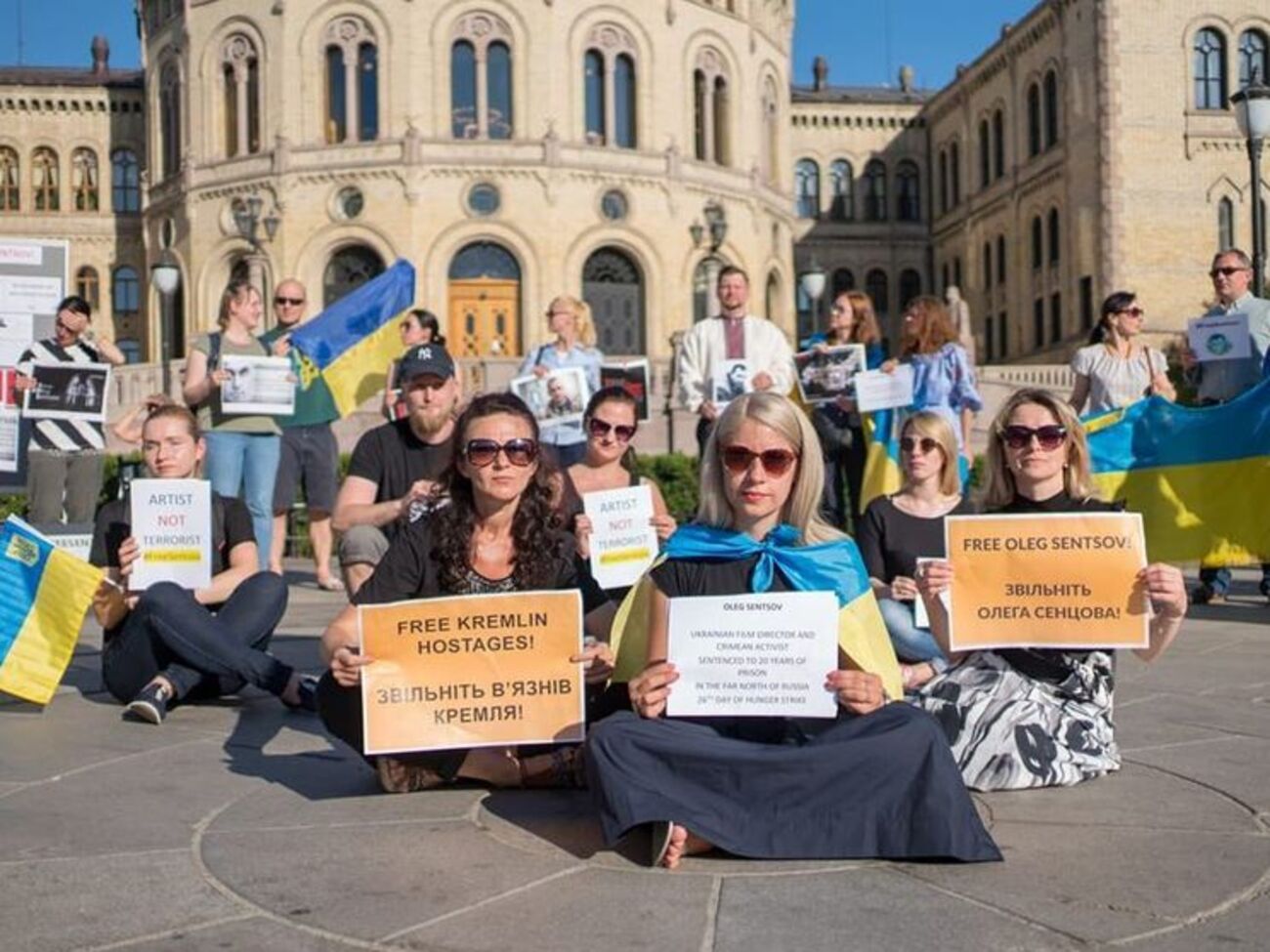 Активисты принесли плакаты с призывами освободить Сенцова