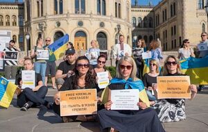 Активісти принесли плакати із закликами звільнити Сенцова