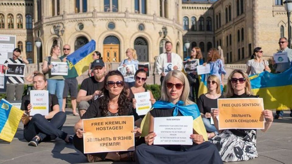 Активисты принесли плакаты с призывами освободить Сенцова