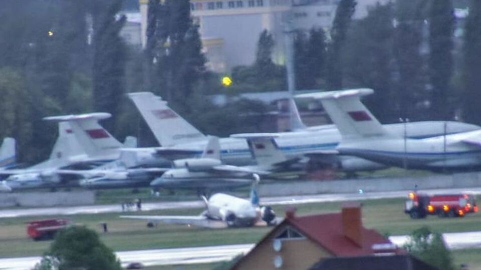 Самолет выкатился за пределы посадочной полосы