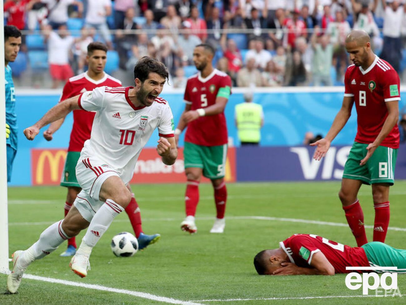 Матч Иран &ndash; Марокко завершился неожиданным автоголом Буаддуза (лежит)