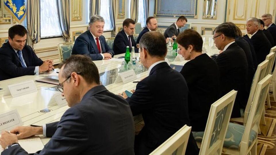 Порошенко провів зустріч із послами країн "Великої сімки"