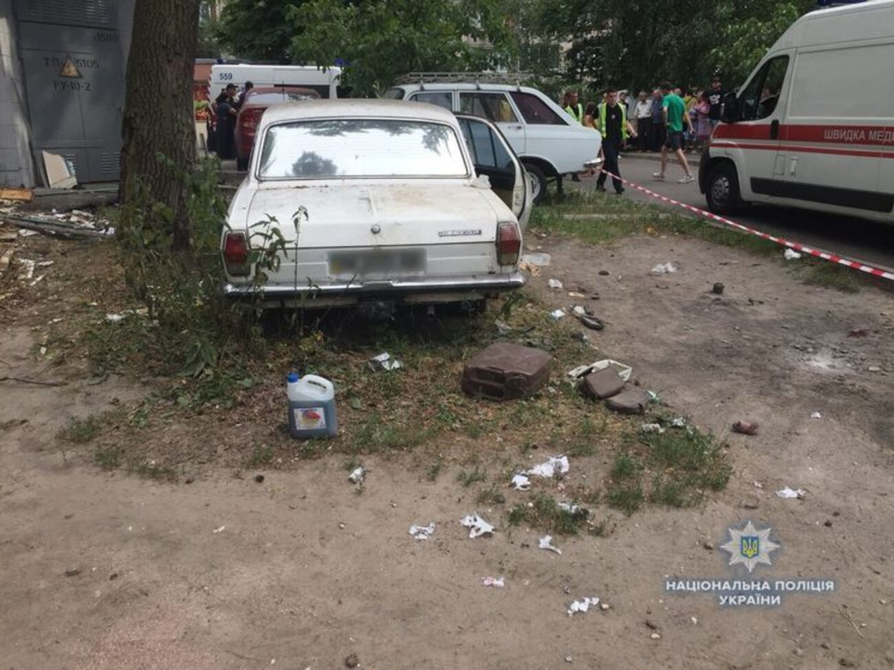 За даними поліції, діти вирішили погратися в старому автомобілі "Волга" і знайшли предмет, який вибухнув