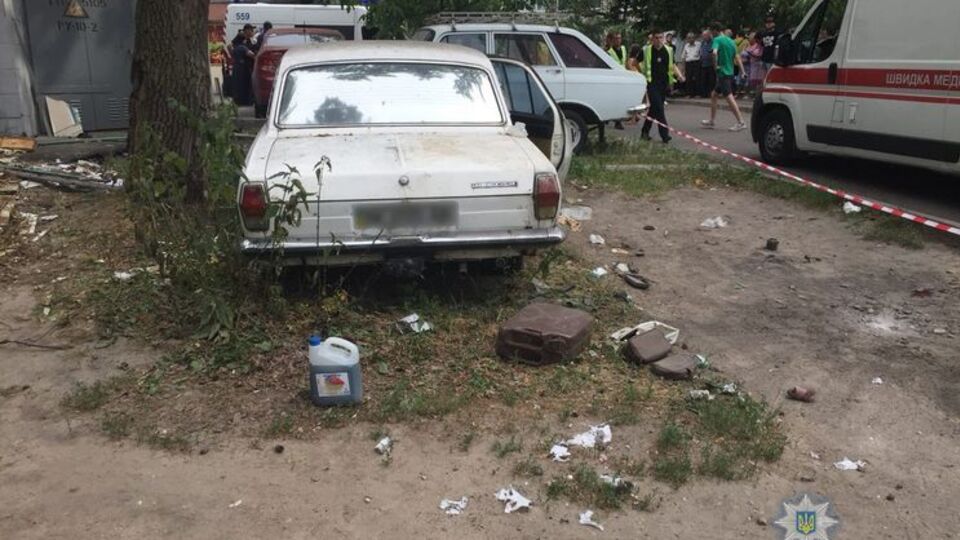 По данным полиции, дети решили поиграть в старом автомобиле "Волга" и нашли предмет, который взорвался