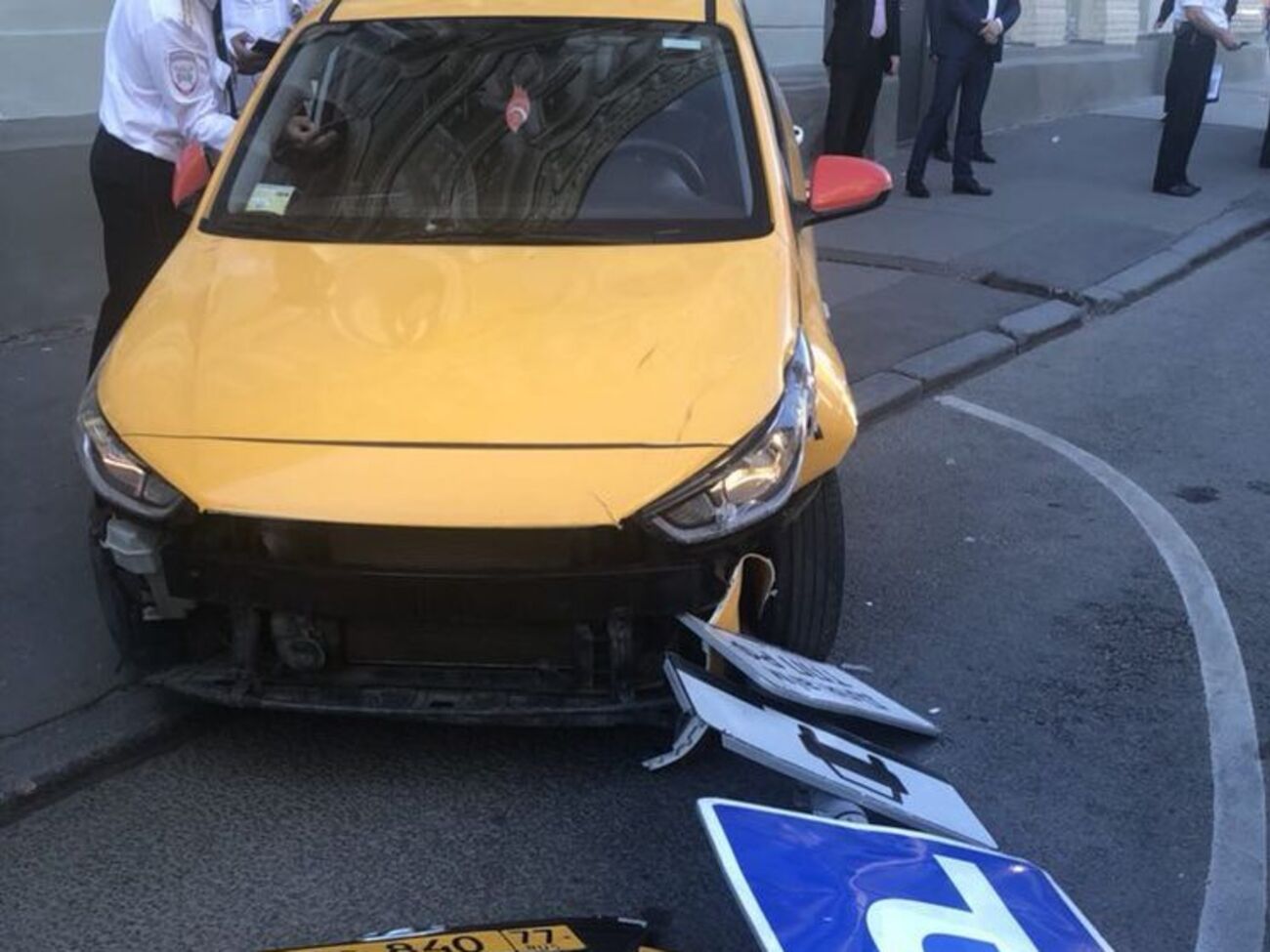 Перед наездом на людей автомобиль повалил дорожный знак