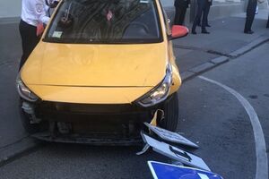 Перед наїздом на людей автомобіль збив дорожній знак