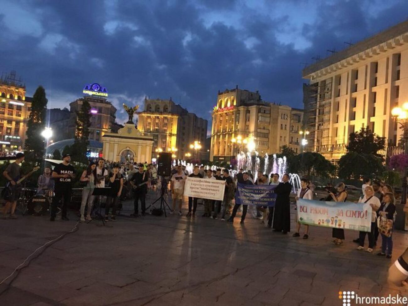 На Майдані люди співають псалми і цитують Біблію