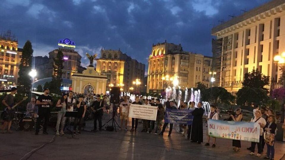 На Майдані люди співають псалми і цитують Біблію