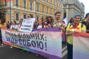 Учасники зібралися біля будівлі Національної опери і пройшли колонами на площу Льва Толстого